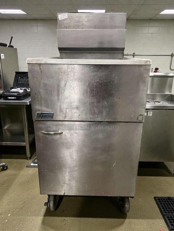 Dean Commercial Gas Fryer, natural gas, stainless steel, excellent condition, tested, model DEN-L-FRY-0059.