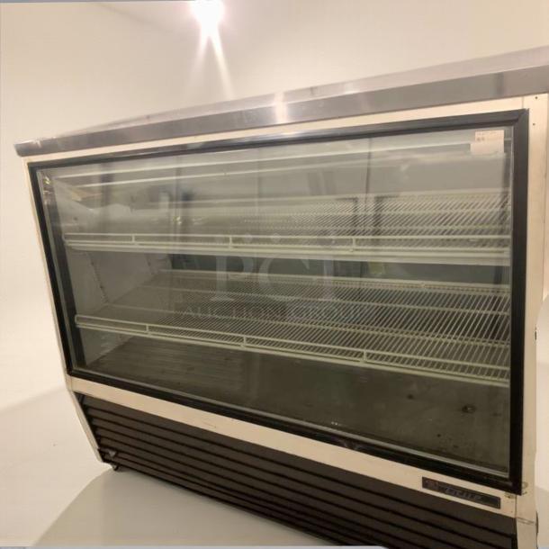 True Manufacturing glass door refrigerated display merchandiser in excellent condition; features shelves, 115V, fully tested.