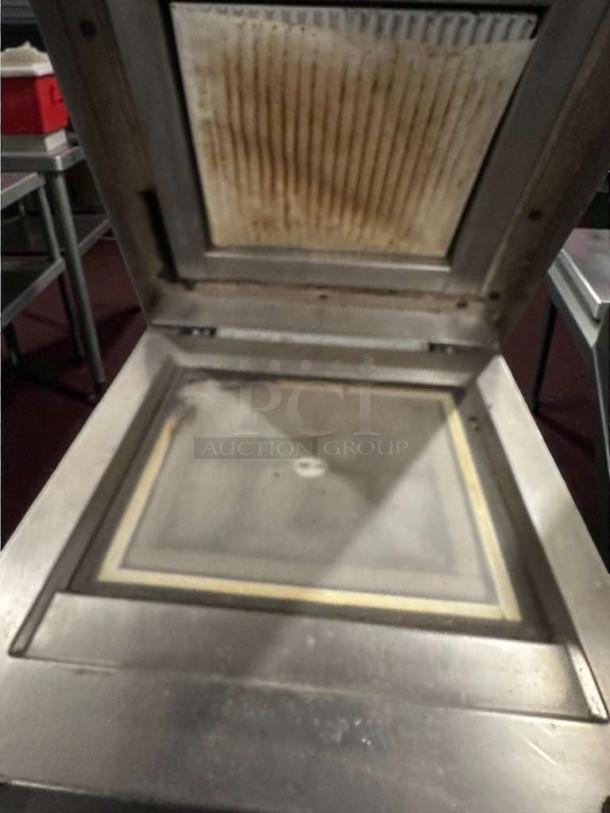 Electrolux HSG Panini Grill in immaculate condition, model ELX-L-HSG-0125, 208V single phase, fully tested and working.