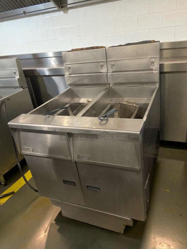 Pitco SG14 commercial gas fryer, natural gas, stainless steel, exceptional condition, double basket, fully tested, model SG14.