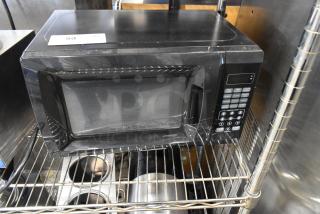 Farberware EM720CGA-B Countertop Microwave Oven w/ Plate. 120 Volts, 1 Phase. - Item #1227527