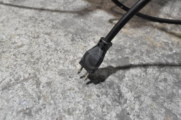 Close-up of power plug for Server FSPW-SS 81140 Supreme 3 Qt. Hot Topping Warmer. 120 Volts, 1 Phase.