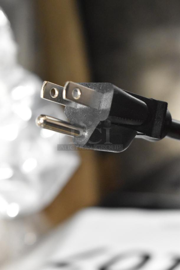 Close-up of a plug attached to the Hatco 413GRFFBL portable food warmer. New condition, 120 volts, 1 phase.