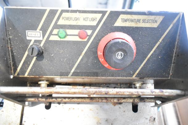 ET-ZL2 2-bay countertop fryer control panel with power and temperature indicators. Visible rust and wear.