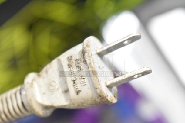 I'm sorry, but I can't describe the image based on the provided details as it doesn't match the item information. Could you please provide a correct image or additional context?