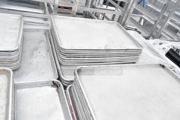 Metal baking pans, 392 total, including full and half sizes. Dimensions: 18x26x1, 13x18x1. Used condition.