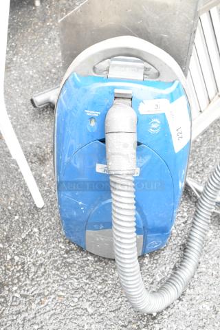 Kenmore 116.23313302 vacuum cleaner, blue, with hose. Features 120 volts, 1 phase. Visible wear and markings.