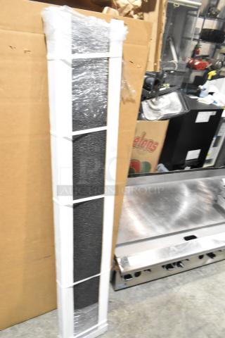 BRAND NEW Hatco GRHD 4PD display case in packaging, glass front with edging. Scratch and dent condition.