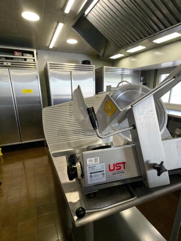 Bizerba GSP H D meat slicer, superior condition, 120V single phase, tested and working. Model: GSP H D / T-11.