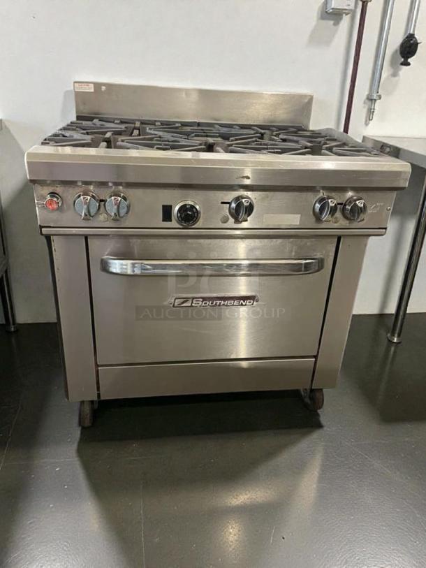 Southbend Commercial Gas Range with Oven, model SBD-L-RNG-0160, in exceptional condition. Fully tested and working.