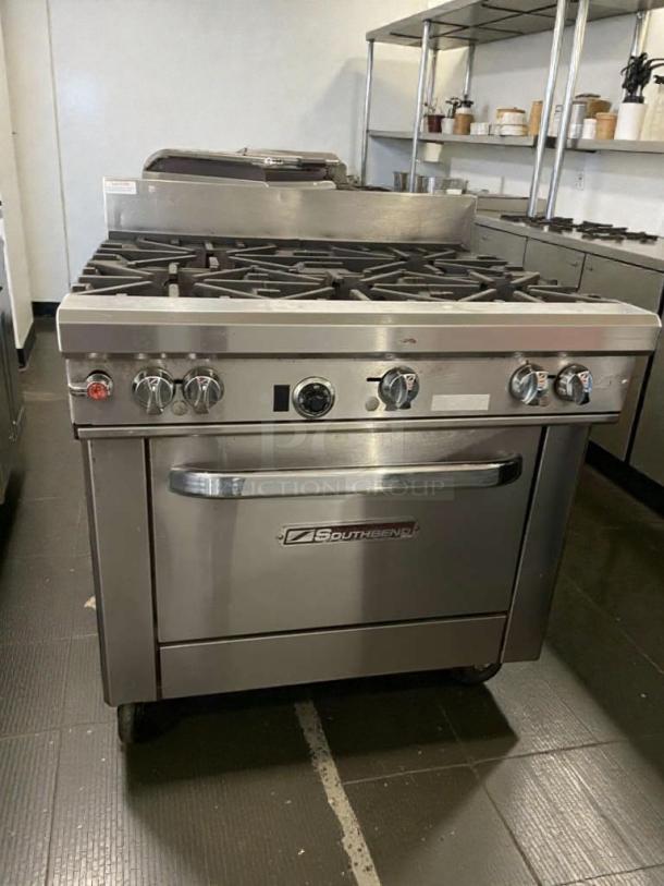 Southbend Commercial Gas Range with Oven, model SBD-L-RNG-0160. Exceptional condition, stainless steel, fully tested.