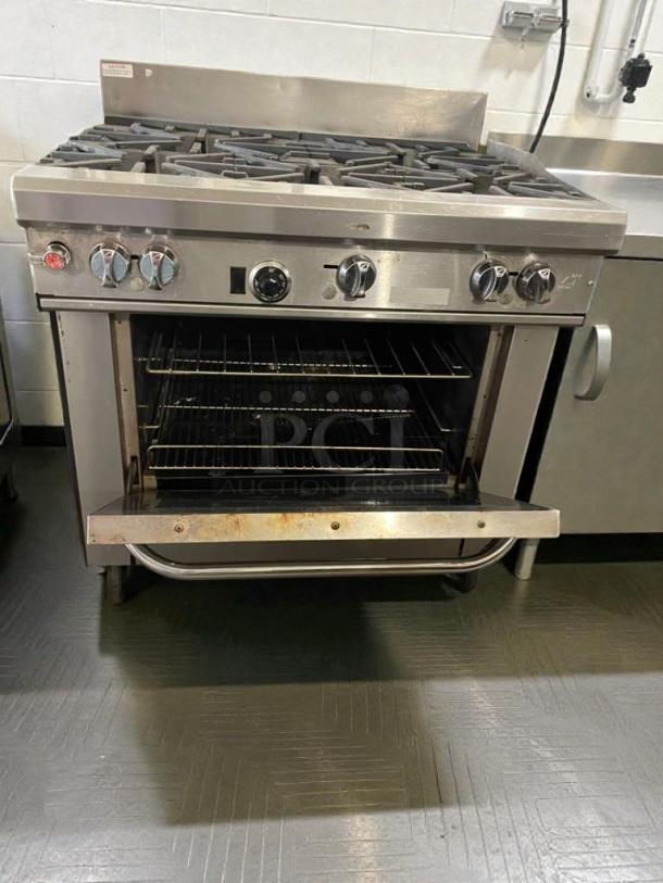 Southbend Commercial Gas Range with Oven, model SBD-L-RNG-0160, in exceptional condition. Fully tested and working.