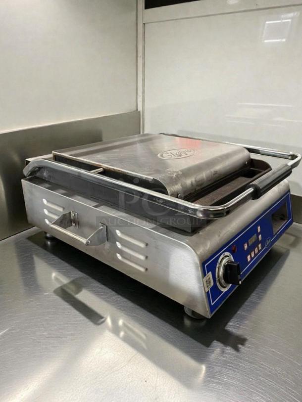 Outstanding condition Globe GSG14D commercial panini grill, 120V, fully tested and working, by Globe Food Equipment Co.