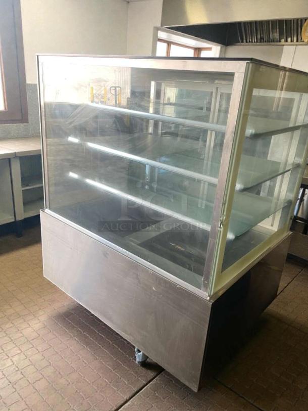 Immaculate commercial refrigerated glass display case, 115V/single phase, fully tested. Model DIS-L-GLS-0185.