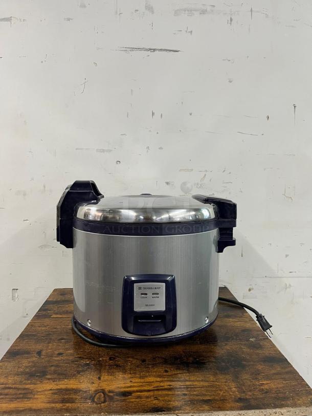 Thunder Group SEJ3201 stainless steel 30-cup rice cooker/warmer, NSF/ETL certified, shown on a wooden table.
