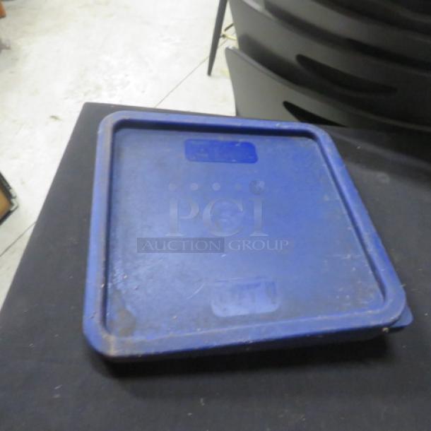 Blue Carlisle lid for 12/18/22 Qt container, model 3XBID; used condition with visible scratches.
