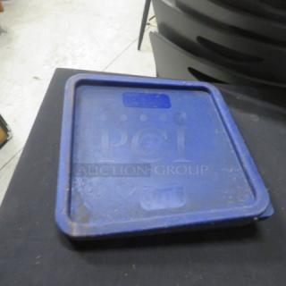 Blue Carlisle lid for 12/18/22 Qt container, model 3XBID; used condition with visible scratches.