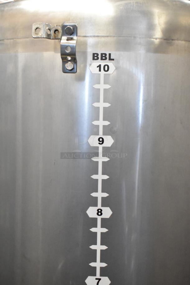 Stainless steel 10 BBL beer tank with volume markings, in excellent condition. Ideal for breweries, capacity 420 gallons.