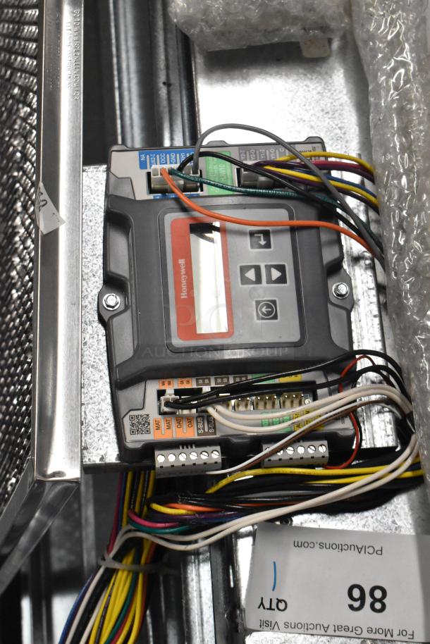 Daikin 122-DK-090 Economizer, vertical/downflow, low leak, new condition. Visible wiring and control panel, Honeywell interface.