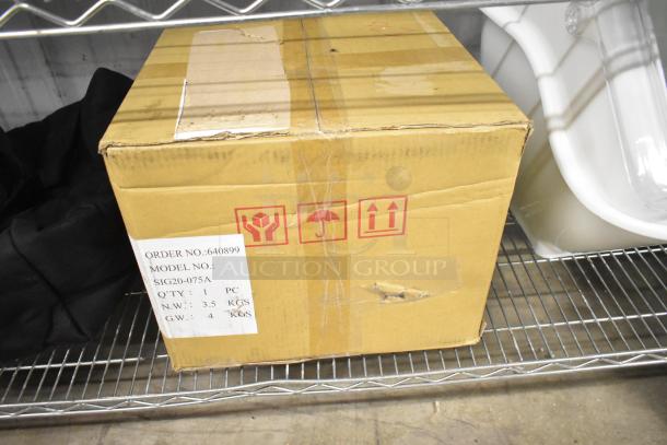Cardboard box with label showing order no. 640899, model no. SIG20-075A, black Cambro bag, and white poly bin on shelf.