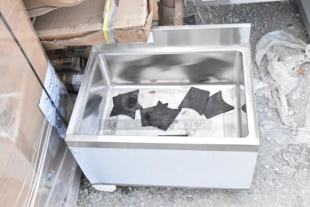 Regency 600IB1824CP 18" x 24" underbar ice bin with 7 circuit cold plate and bottle holders. Scratch and dent, no legs.