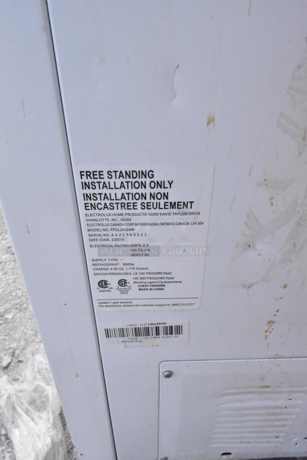 Frigidaire FFCL2542AW chest freezer label, free-standing, 115 volts, R600a refrigerant, 1-year warranty, model details.