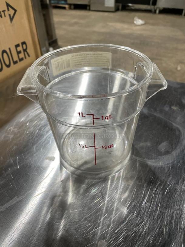 NEW Cambro RFSCW1135 clear polycarbonate 1 qt. round food storage container with handles. Perfect condition, with measurement markings.