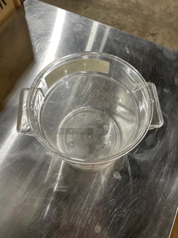 NEW Cambro RFSCW1135 clear polycarbonate 1 Qt. round food storage container with handles.