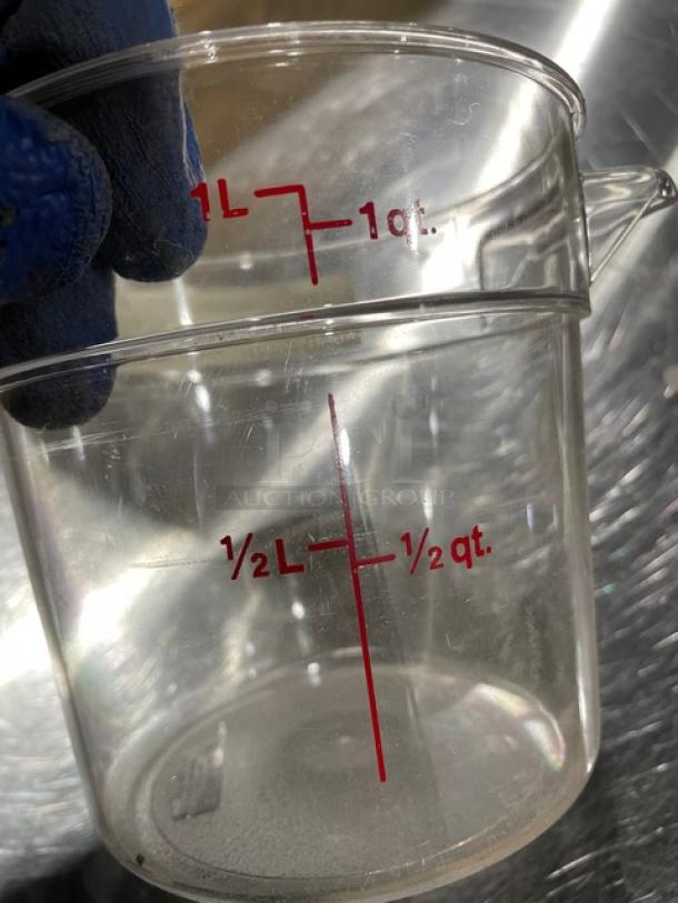 Cambro RFSCW1135 clear polycarbonate 1 qt. food storage container. Features handles, red measurement markings. New condition.