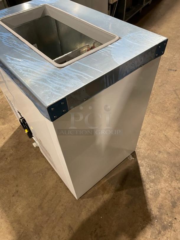 Master-Bilt DC2S 32" ice cream dipping cabinet, new condition, white with flip lid, Model: DC-2S, SN: 0006098-32166-C.