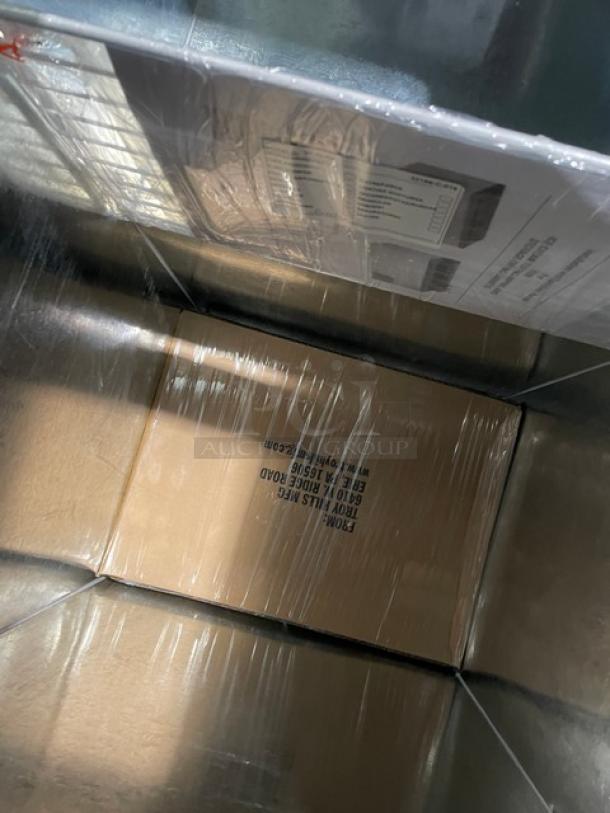 Master-Bilt DC-2S Commercial 32" Ice Cream Dipping Cabinet, new condition, flip-style lid, 115V, 1 Phase, SN: 0006098-32166-C.