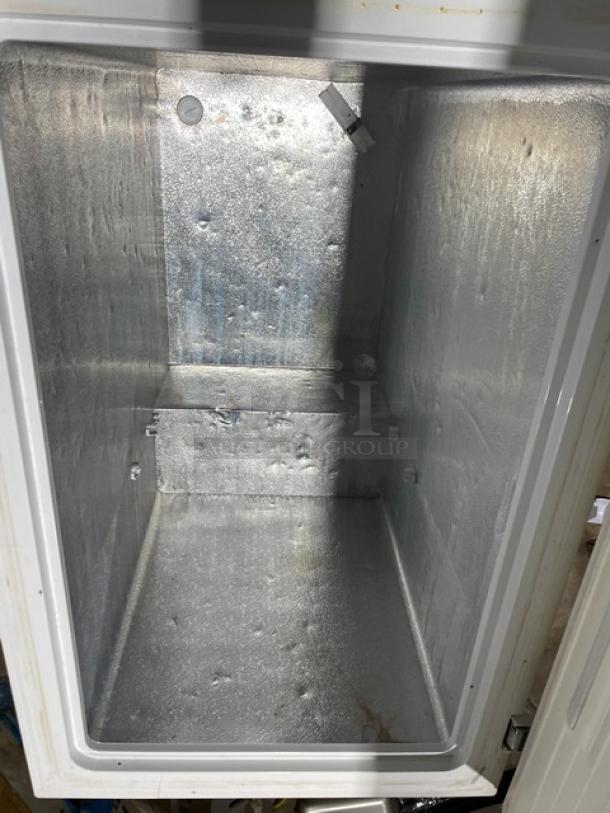 Vissani MDCF7WH 2022 white chest freezer, 32", manual defrost, commercial model, interior view, working condition.