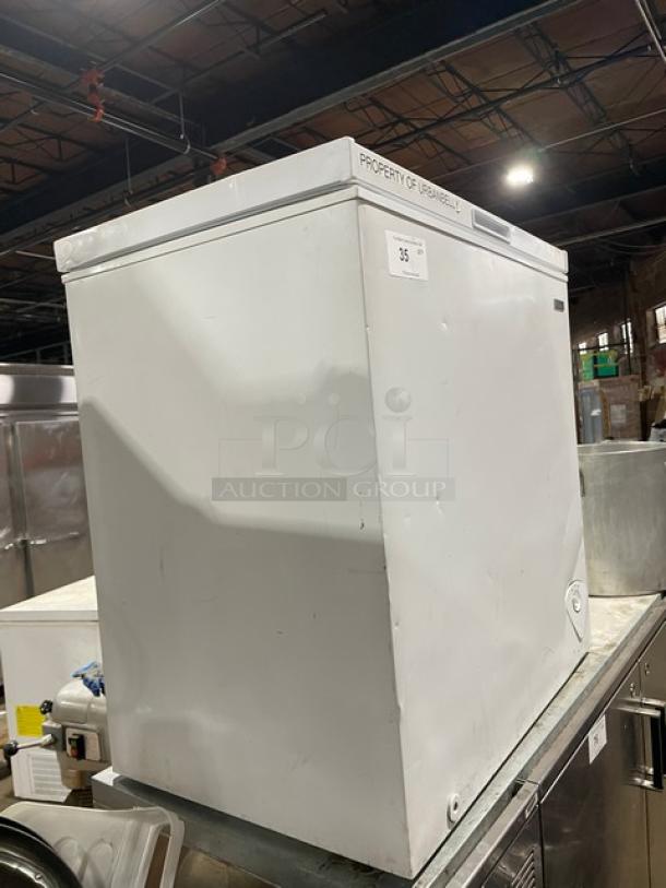 Vissani 2022 commercial chest freezer, model MDCF7WH, 32", white, manual defrost. Good condition, 115V.