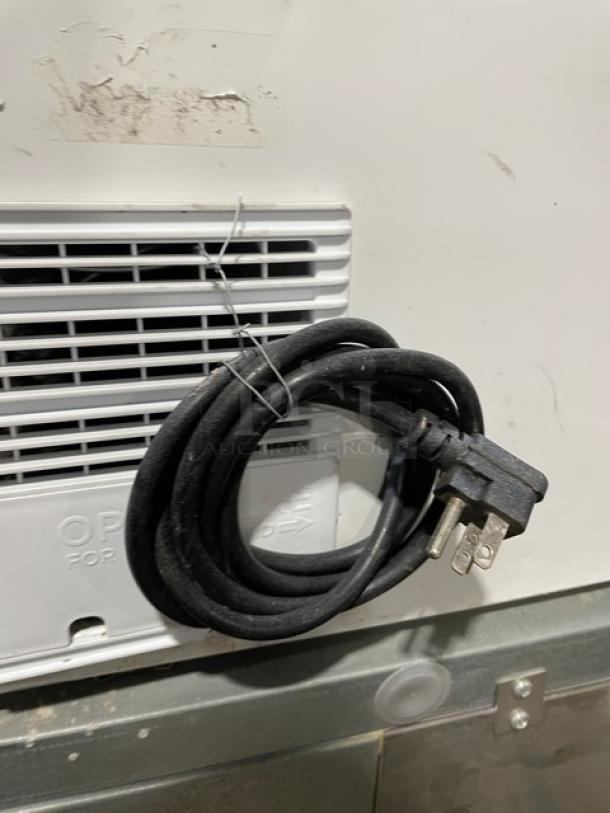 Vissani 2022 white 32" chest freezer MDCF7WH, manual defrost, power cord visible. Model info: 115V. Minimal exterior wear.