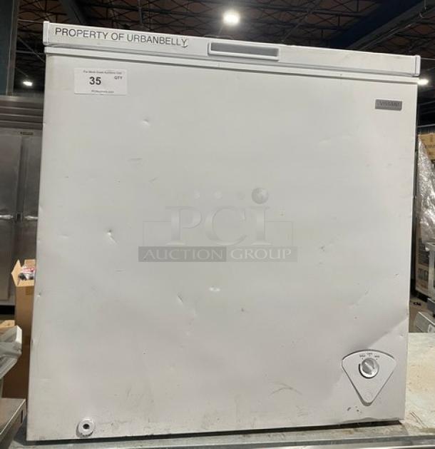 Vissani 2022 32" white chest freezer, model MDCF7WH, manual defrost, 115V. Some exterior dents, label "Property of Urbanbelly."