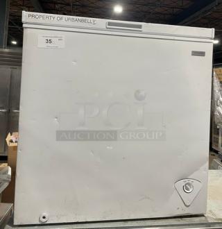 Vissani 2022 32" white chest freezer, model MDCF7WH, manual defrost, 115V. Some exterior dents, label "Property of Urbanbelly."