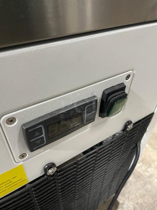 Avantco 193BC48HCW control panel with digital display and green button on a refrigerated bakery display case.