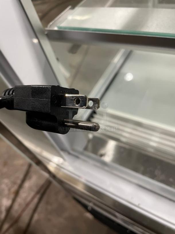 Avantco 193BC48HCW commercial bakery display with curved glass, adjustable shelving, and rear sliding doors. Plug detail shown.