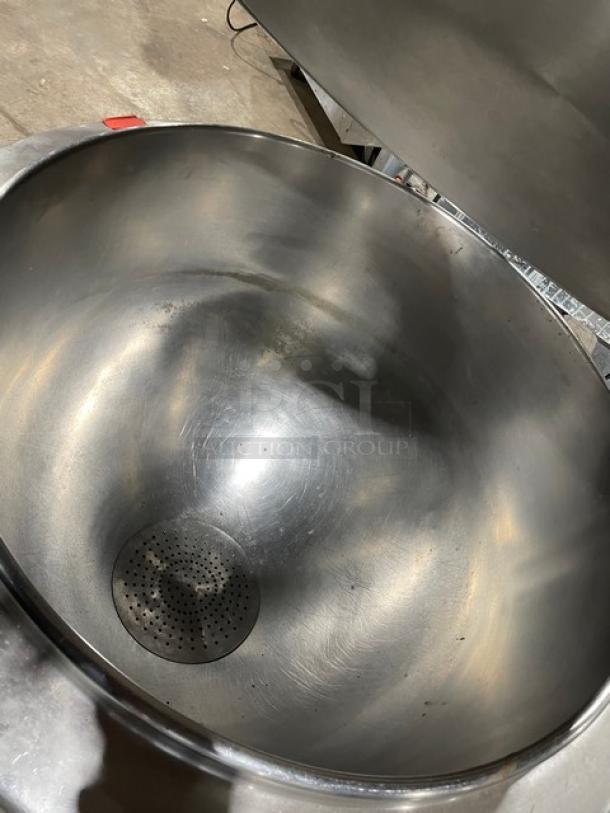 Groen AH140 steam-jacketed kettle, 40 gal. capacity, stainless steel, visible interior, gas-powered, includes swing spout. 