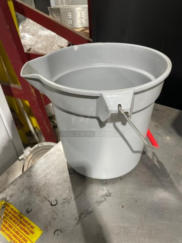 Rubbermaid BRUTE 10 Qt. Gray Sanitizer Mop Bucket, Model 1946206, new condition, utility pail with metal handle.