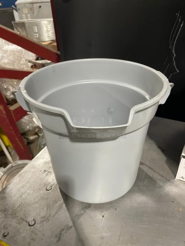 Rubbermaid BRUTE gray mop bucket, model 1946206, 10 Qt/2 Gal, new condition, ideal for commercial use.