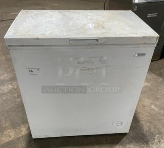 Vissani 2022 model MDCF7WH commercial white 32" manual defrost chest freezer. Slight surface wear, 115V, working condition.