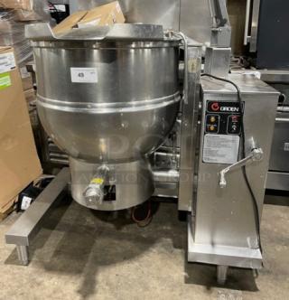 Groen DHT/1-40 stainless steel 40-gal tilting steam kettle, natural gas, on legs, includes control panel.
