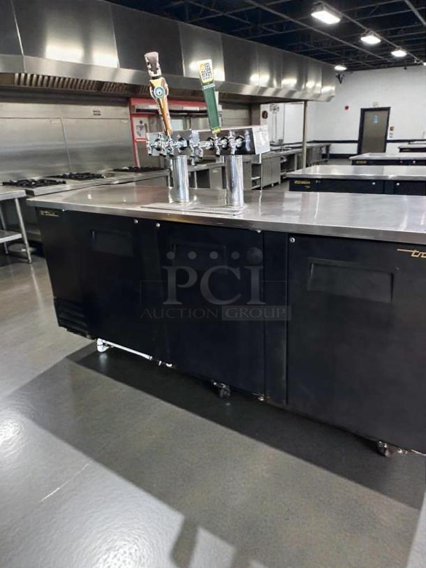 Stellar condition True TDD-4 draft beer dispenser. Features 115V AC, multiple taps, and spacious storage. Tested & working.