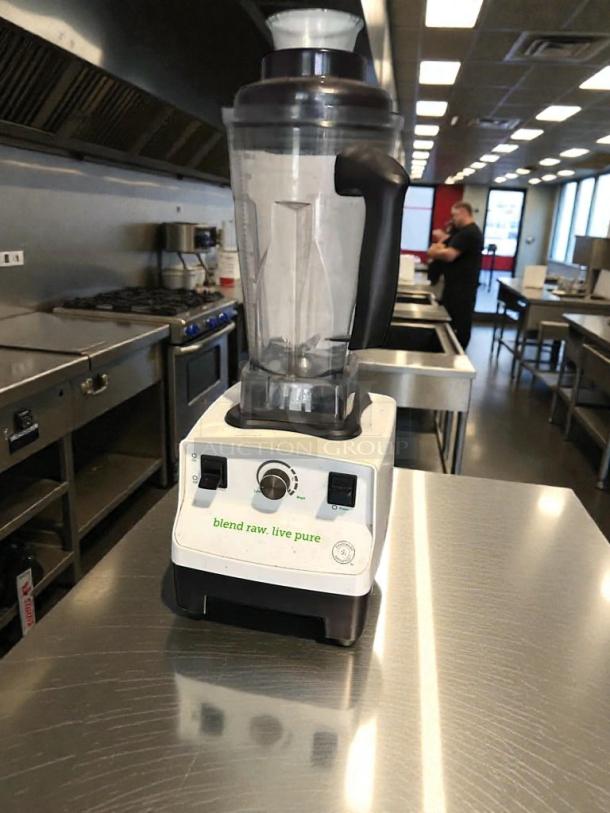 Commercial countertop blender RB-777 in premium condition, 110V, fully tested, labeled "blend raw. live pure."