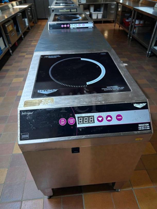 Pristine Vollrath 69503 countertop induction range, 208/240V, fully tested. Features digital controls and stainless exterior.