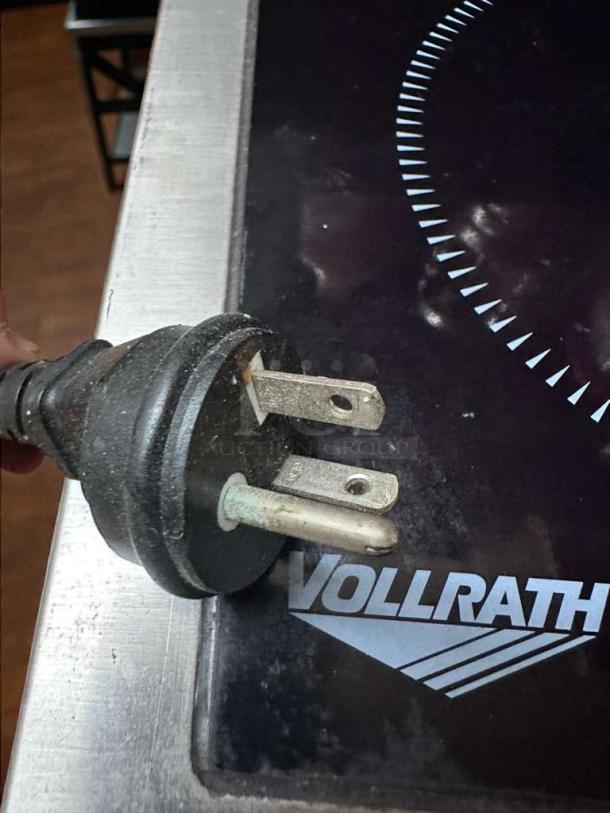 Vollrath 69503 countertop induction range, pristine condition, shows power cord and logo, 208/240V, fully tested.