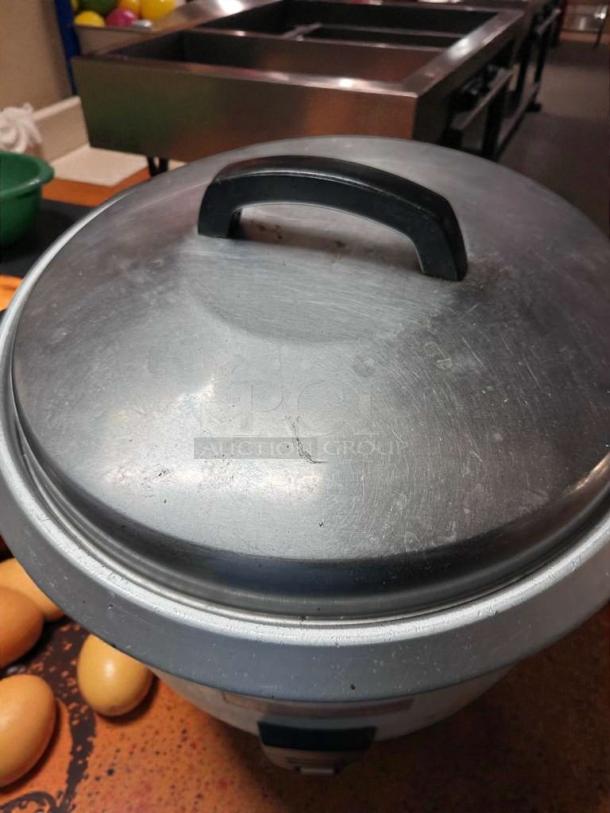 Thunder Group SEJ-5000 commercial rice cooker, outstanding condition, robust metal lid, tested, 120V, ideal for kitchens.