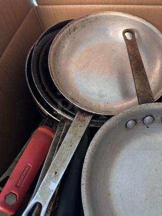 Approximately 30 commercial frying pans, mixed brands, in great condition, heavy-duty restaurant cookware, ready for use.