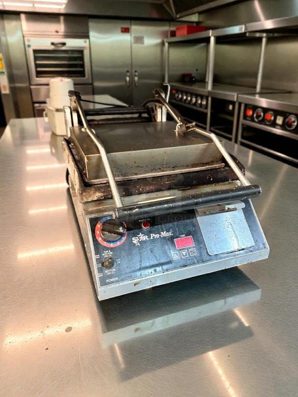 Star Pro-Max countertop panini press in very good condition, 120v, fully tested and working, features temperature control dials.